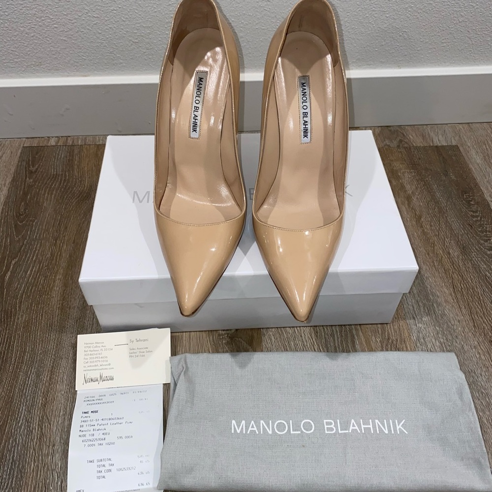 Manolo Blahnik nude pumps